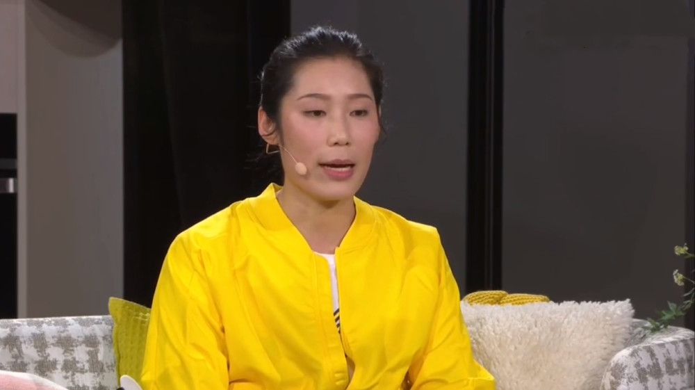 面对轮番进攻的残酷日军和仓库内诸多并未经历过战火洗礼的底层士兵，他斩钉截铁道;我们的魂可以离开我们的身，枪不能离开我们的手
